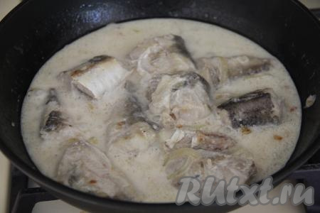 Дать соусу закипеть и, убавив до минимума огонь, тушить рыбу под крышкой 15 минут.&nbsp;