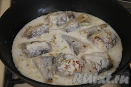 В отдельной ёмкости соединить сметану с водой, перемешать сметанный соус. После того как хек обжарится до золотистости с двух сторон, влить в сковороду сметанный соус. 