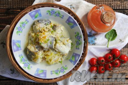 Нежные, вкусные, сочные кусочки хека вместе с луком разложить со сковорода по тарелкам и в горячем виде подать к столу с гарниром (например, с картофелем, булгуром или рисом), дополнив соусом из сметаны, в котором тушилась рыба.