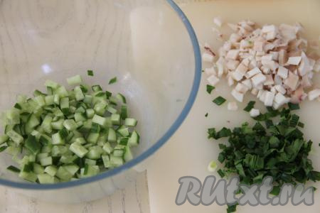 Картофель, не очищая от кожуры, отварить до готовности (на варку потребуется минут 25-30 с момента закипания воды, готовая картошка будет легко прокалываться ножом). Отварить яйца в течение 10 минут после начала кипения воды. Остудить яйца и картошку. Зелень и огурец вымыть. Огурец и отваренные кальмары нарезать на мелкие кубики. От кальмара я отрезала несколько колец, чтобы использовать их при подаче окрошки. Зелень мелко нарезать.