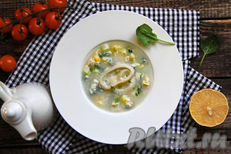 Очень нежную, сытную, вкусную окрошку, приготовленную с кальмарами, подать к столу. При подаче в каждую тарелку я положила по кольцу кальмара, которые откладывала.
