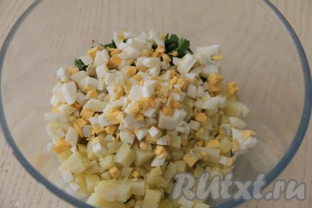 В глубокой миске соединить кальмаров, огурцы, картошку, яйца и зелень, добавить соль и перемешать. Если вы не планируете сразу подавать окрошку к столу, тогда накройте миску с получившимся салатом из кальмаров, яиц и овощей и отправьте в холодильник. Непосредственно перед подачей выложить в тарелку 3-4 столовых ложки салата, добавить сметану (или майонез), перемешать, залить минеральной водой (или квасом, или кефиром), можно влить ещё немного уксуса или лимонного сока по вкусу, перемешать.