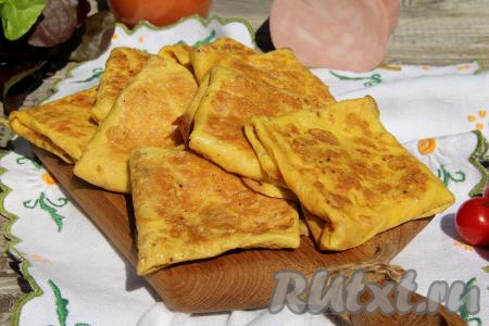 Вкусные, нежные яичные блины, приготовленные с ветчиной и сыром, можно подавать к столу как в тёплом, так и в холодном виде.