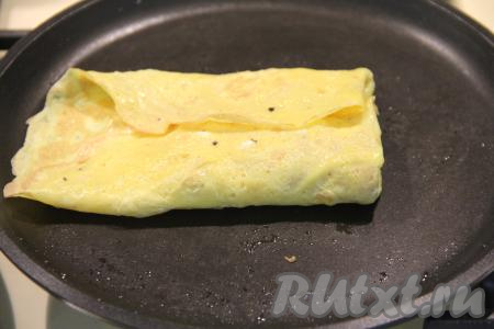 Затем загнуть два края, формируя конвертик.