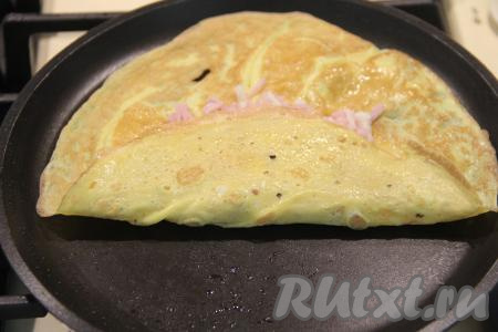 Сразу загнуть край яичного блина на начинку.