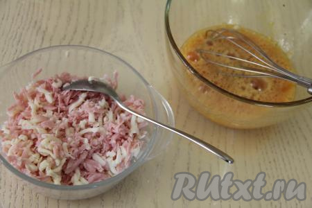 Взбить яйца венчиком до однородности. Сыр и ветчину натереть на крупной тёрке в отдельную глубокую тарелку, перемешать.