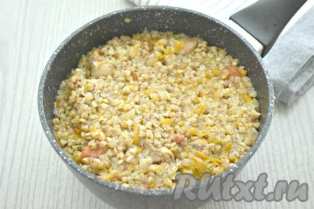 Убавляем огонь, накрываем крышкой и готовим минут 20-25 (до испарения воды и мягкости гречки).