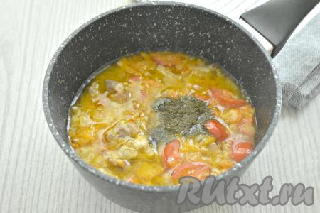 К индейке, обжаренной с овощами, вливаем 100 миллилитров воды, всыпаем специи (я использовала чёрный молотый перец и хмели-сунели). Даём воде закипеть, убавляем огонь до минимума и тушим индейку с овощами под крышкой 10 минут.