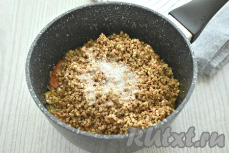 Гречневую крупу, если нужно, перебираем, затем тщательно промываем под проточной водой и добавляем к индейке и овощам, по вкусу солим.