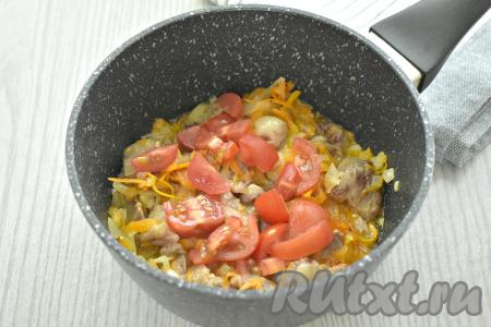 Затем добавляем нарезанный на небольшие кусочки помидор (по желанию, с помидора предварительно можно снять кожицу), перемешиваем и обжариваем овощи 2-3 минуты, не забывая периодически перемешивать.