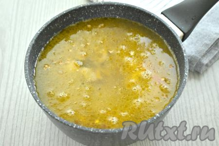 К гречке с индейкой вливаем 400 миллилитров воды комнатной температуры, доводим до кипения.