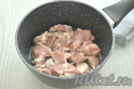 Для этого блюда можно взять мясо с любых частей индейки (например, с грудки, крыльев или голени). Филе индейки моем, обсушиваем, нарезаем на небольшие кусочки, солим. В сотейнике (или в глубокой сковороде) разогреваем растительное масло, выкладываем нарезанное мясо, обжариваем, периодически перемешивая, 5 минут на среднем огне.