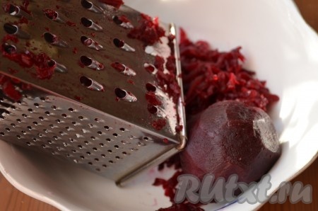 Свеклу натереть на крупной терке.