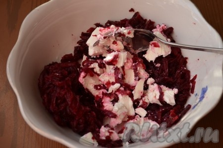 Добавить сыр (мягкий сыр можно размять вилкой, а твёрдый - натереть на тёрке).
