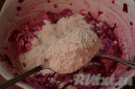 Добавить 2 столовые ложки муки, молотый перец. По желанию можно посолить.