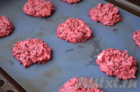 Столовой ложкой сформировать на противне или силиконовом коврике оладьи из свеклы. Выпекать в разогретой духовке 30-35 минут при температуре 190 градусов.
