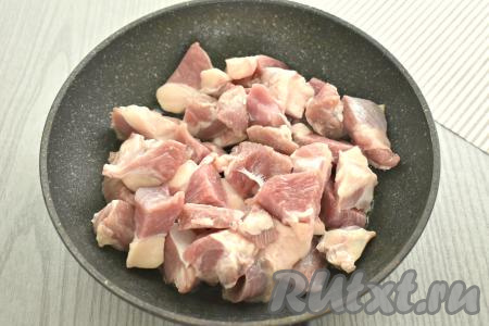 Для этого блюда можно взять мясо, срезанное с любых частей индейки (например, с голени, филе грудки или крыльев). Моем мясо индейки, обсушиваем, нарезаем на небольшие кусочки. Растительное масло хорошо разогреваем в глубокой сковороде (или в сотейнике), выкладываем кусочки индейки и обжариваем их на среднем огне 10 минут, периодически перемешиваем.