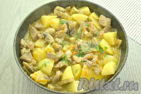 Убавляем огонь до минимума и тушим картошку с индейкой и грибами минут 25 (до мягкости картофеля). Готовое блюдо, по желанию, посыпаем измельчённой зеленью.