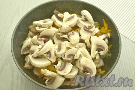 Свежие шампиньоны очищаем от загрязнений, ополаскиваем водой. Нарезаем грибы на небольшие пластинки и добавляем в сковороду, перемешиваем, обжариваем 7-10 минут, иногда перемешивая.&nbsp;