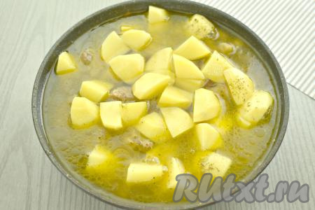 Заливаем содержимое сковороды водой так, чтобы вода, как минимум, на 2/3 покрывала картофель. Даём воде закипеть на достаточно сильном огне.