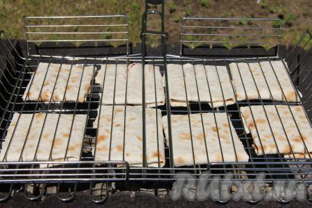 Поместить решётку с конвертиками на мангал с раскалёнными углями.