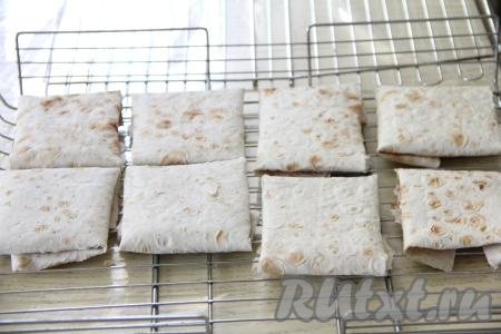 Таким образом сформировать квадратные конвертики из оставшейся начинки и прямоугольников из лаваша. Выложить все 8 конвертиков на решётку в один слой.