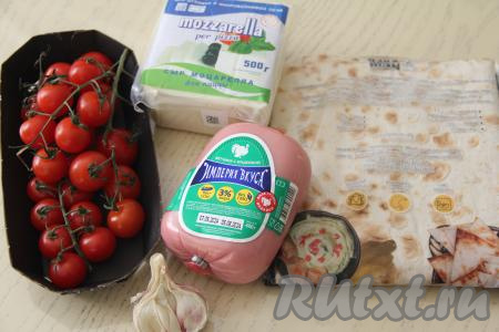 Подготовить продукты для приготовления конвертиков из лаваша на мангале. Вместо ветчины можно взять любую варёную колбасу на ваш вкус. Помидоры черри можно заменить на обычные.
