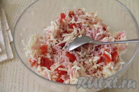 Перемешать начинку.