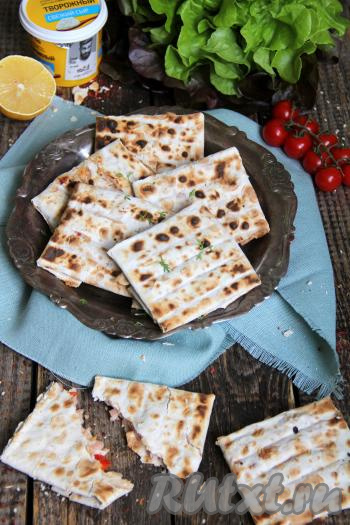 Конвертики из лаваша с сочной начинкой, обжаренные на мангале, переложить на тарелку и подать к столу в горячем виде, дополнив любимым соусом.
