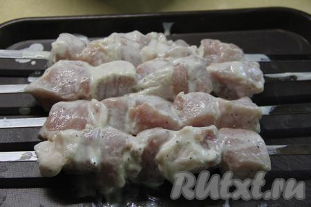 Замаринованное мясо надеть на шампуры.