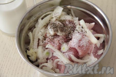 Добавить соль, всыпать чёрный молотый перец.