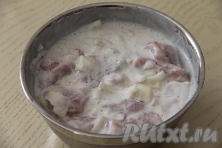 Тщательно перемешать, втирая лук, специи и кефир в кусочки свинины. Старайтесь мять лук руками достаточно сильно, чтобы лук выделил сок, тогда шашлык получится более сочным, нежным, ведь лук отлично размягчает мясо. Накрыть миску крышкой и оставить свинину мариноваться минимум на 1 час при комнатной температуре (если планируете мариновать более длительное время, тогда поставьте миску с мясом в холодильник).