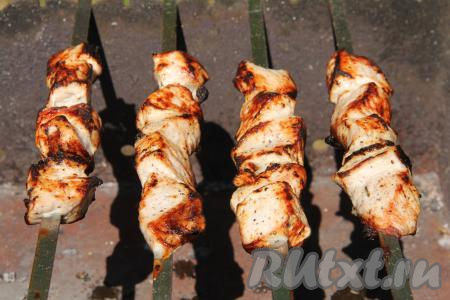 Жарить шашлык на хорошо разогретых углях до готовности, не допуская прямого огня, часто переворачивая шампуры (у меня свинина обычно готова минут через 15, но многое зависит от жара углей). Для того чтобы проверить готовность мяса, сделайте на кусочке свинины глубокий надрез. Если в надрезе выделяется прозрачный сок без примесей крови, значит шашлык готов.