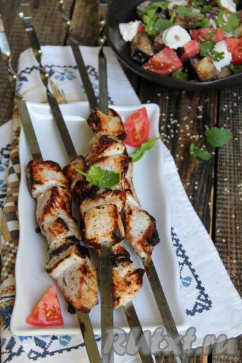 Шашлык из свинины, приготовленный в маринаде из кефира и лука, получается очень вкусным и нежным, к столу подаём в горячем виде, дополнив соусом и свежими овощами.