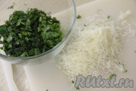 Зелень мелко нарезать и помять руками. Сыр натереть на мелкой тёрке. Если у вас сыр не очень солёный, то зелень можно посолить.