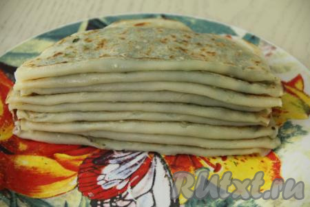 Готовый кутаб переложить на тарелку. Постепенно пожарить все кутабы из оставшегося жидкого теста. Готовые кутабы с зеленью и сыром выкладывать на тарелку друг на друга. Из указанного количества ингредиентов у меня получилось 9 кутабов.