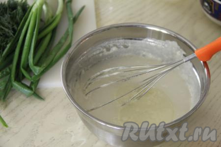Тесто получится однородным и не густым. Добавить растительное масло и перемешать.