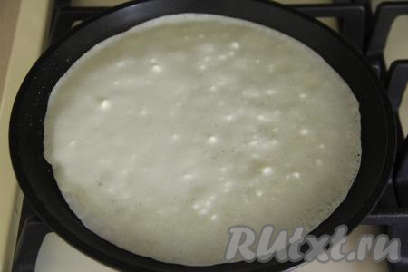 Желательно жарить кутабы на сухой сковороде, но если качество покрытия сковороды этого не позволяет, тогда смажьте слегка сковородку маслом перед жаркой первого кутаба. Сковороду хорошо разогреть, затем влить в неё половину половника теста и равномерно распределить. Выпекать кутаб из жидкого теста, как блин, на среднем огне до лёгкого зарумянивания нижней стороны. Я использовала сковороду диаметром 20 сантиметров.