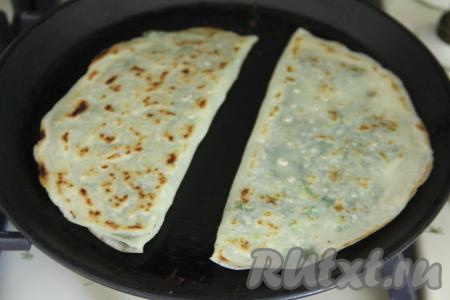 Смазать кутаб растительным маслом с помощью кисточки. Перевернуть и обжарить до румяности, затем ещё раз перевернуть, смазать другую сторону маслом и обжарить вторую сторону тоже до румяности. Можно пользоваться двумя сковородками. На одной выпекать блины, а на другой обжаривать кутабы с начинкой - тогда процесс приготовления пойдёт намного  быстрее.