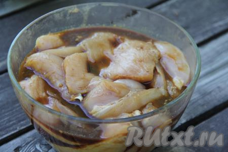 Оставить филе мариноваться при комнатной температуре на 2 часа.