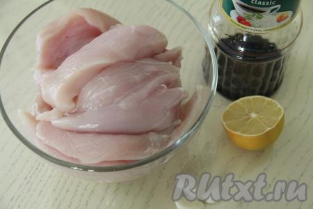 Куриное филе вымыть, обсушить, нарезать вдоль на порционные кусочки толщиной ориентировочно 2 сантиметра. Чеснок почистить.