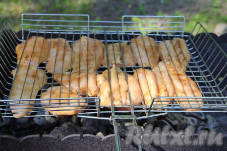 Подготовить угли в мангале (угли должны быть раскалёнными, но прямого огня быть не должно). Выложить куриное филе на решётку и поместить на мангал.