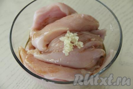 Филе выложить в миску, добавить пропущенный через пресс чеснок, соевый соус и сок лимона.