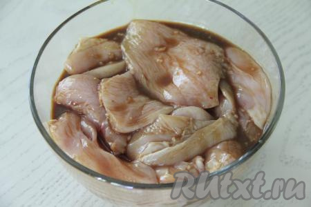 Тщательно перемешать филе с соевым соусом и чесноком.