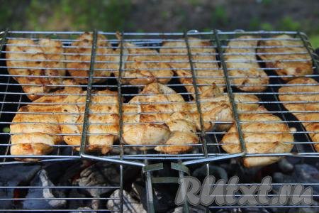 Запекать куриное филе в соевом соусе с двух сторон, часто переворачивая решётку, до готовности (ориентировочно в течение минут 15). Мясо должно стать красивого золотистого цвета. Для того чтобы убедиться в готовности, разрежьте кусок филе, если разрез белого цвета, без кровяных примесей, значит мясо готово.