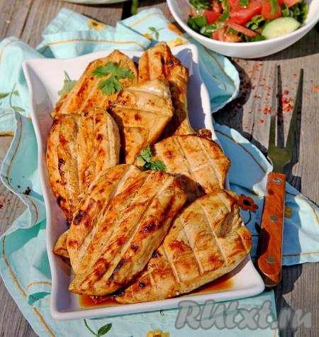 Решётку с куриным филе, запечённым в соевом соусе, снять с мангала, переложить кусочки курицы на тарелку и подать к столу в горячем виде.