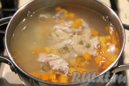 Затем добавить кусочки куриного мяса.