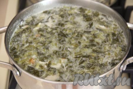 Довести суп, помешивая, до кипения, а затем проварить на небольшом огне минуты 3-4 (до полного растворения сыра).&nbsp;
