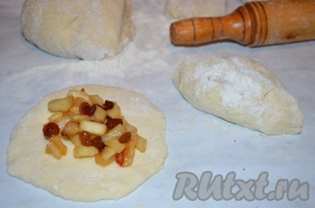 Тесто поделить на 10 частей, сформировать пирожки.