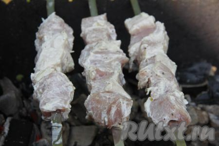 Затем нанизать кусочки свинины на шампуры.